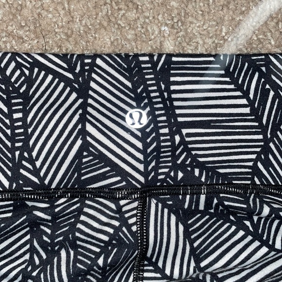 Like new lulu leggings - Picture 2 of 4